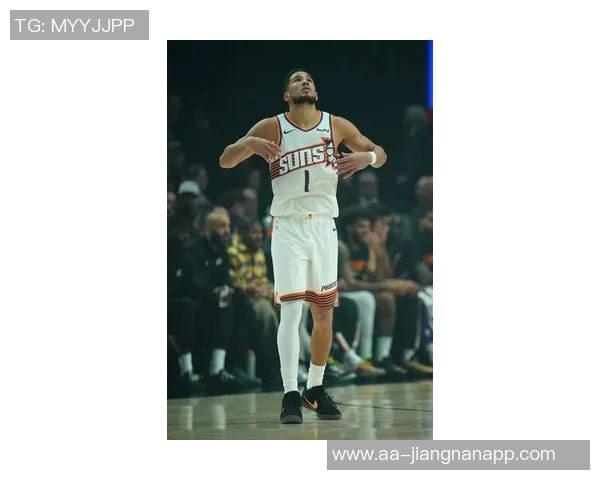 布克专注提升低位背身单打技巧关键时刻展现个人能力