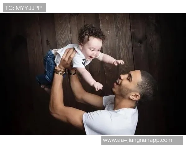 亲子装亮相塔图姆分享圣诞节与萌娃Duece的温馨时刻