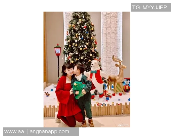 亲子装亮相塔图姆分享圣诞节与萌娃Duece的温馨时刻